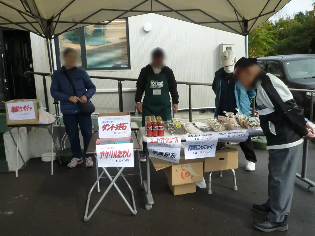 トマトジュースやしいたけなどを販売